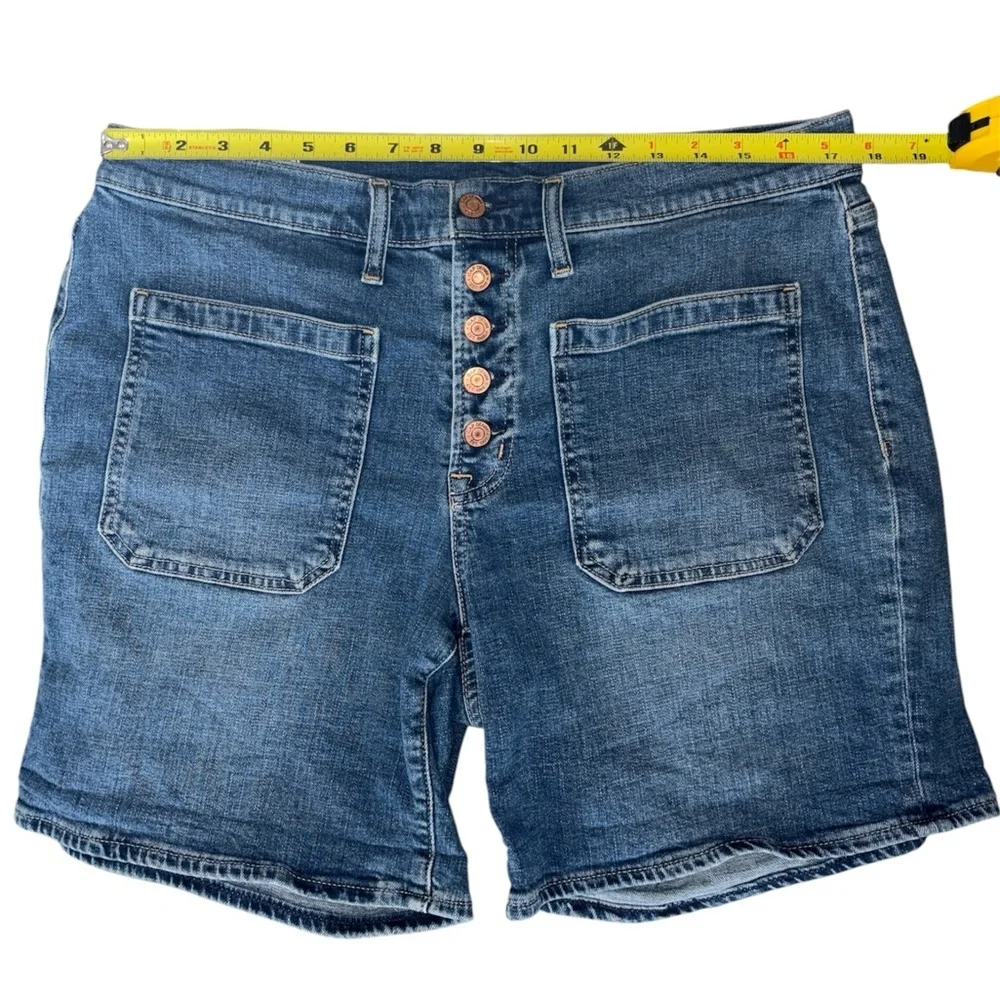 Gap 5” Mid Rise Girlfriend Denim Blue Shorts Exposed Button Fly Women’s Size 14R